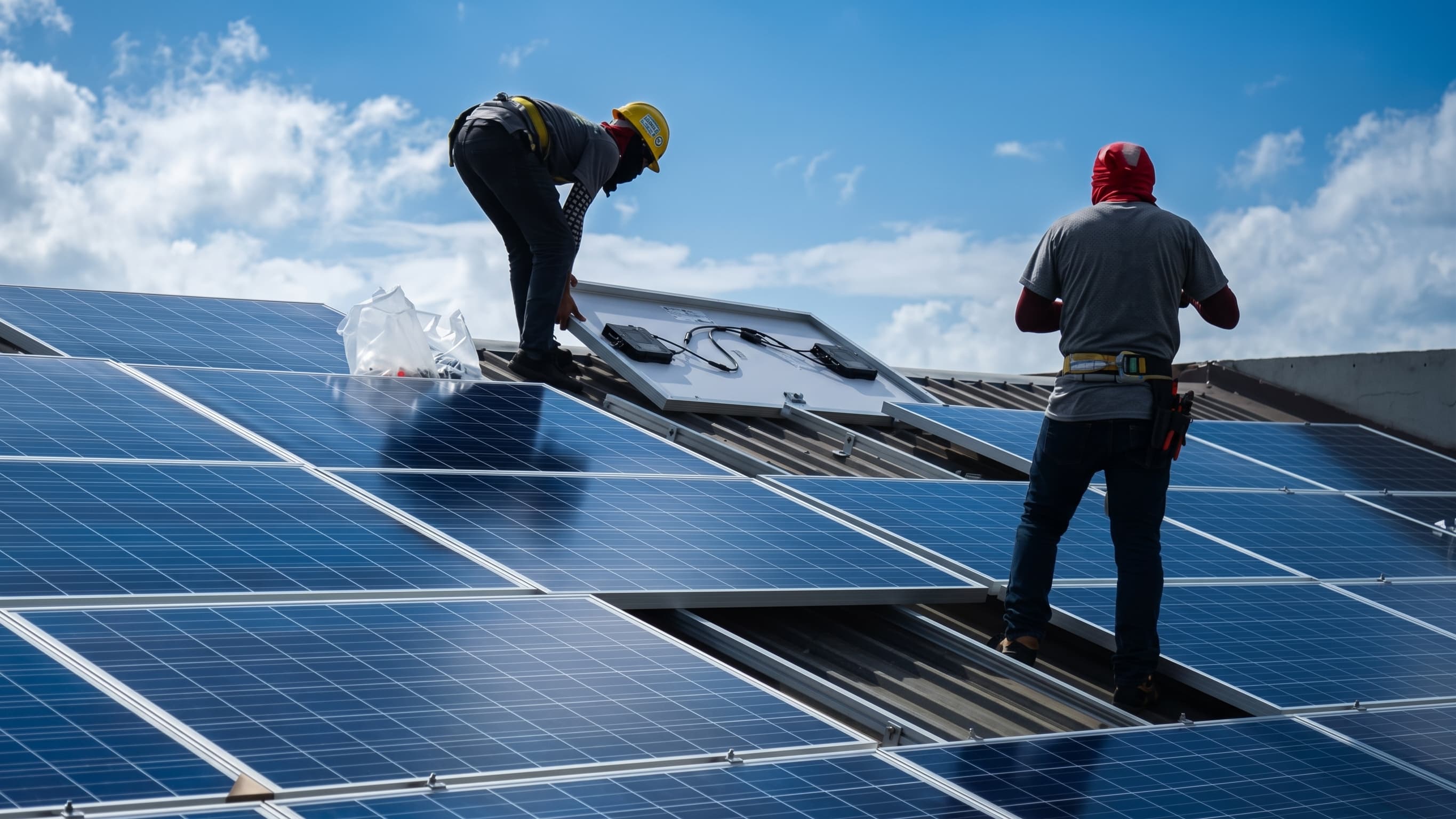 Samanawa Solar Engineers Installing Panels